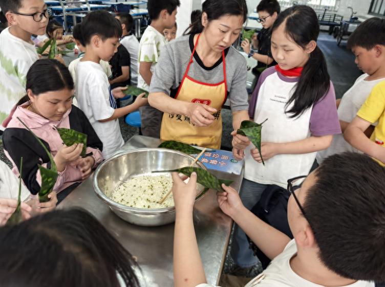粽香四溢 童心飞扬——宜宾市南溪区仙源小学校开展包粽子实践活动