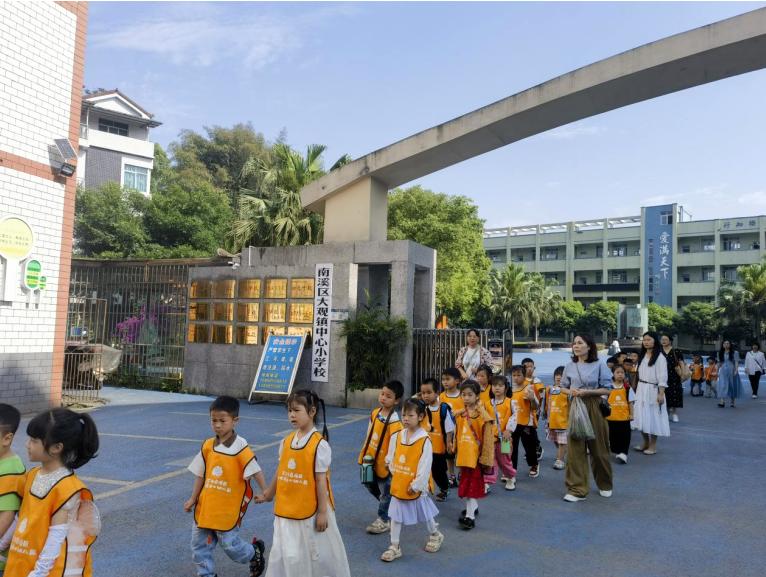 走进小学初体验 助力衔接促成长——宜宾市南溪区大观镇中心幼儿园开展五育并举之大班参观小学社会实践活动