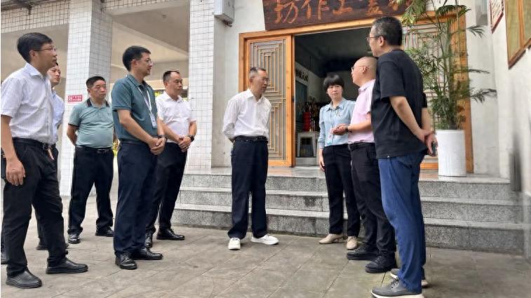 宜宾市政协副主席李廷根率队专题调研叙州区南广学校空调运行情况