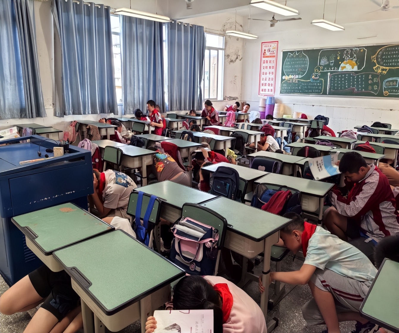 遂宁安居区第一小学开展防灾减灾演练活动