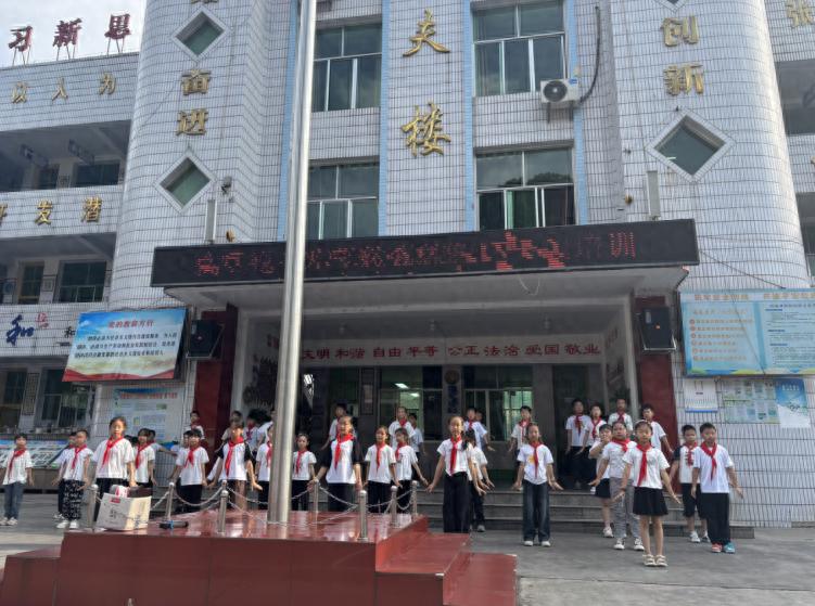拥抱夏至赴时光 不负韶华绽荣光——高县逸夫小学校三年级2班国旗下才艺展示纪实