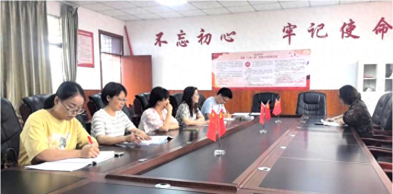宜宾市南溪四中初一年级英语组开展期末复习研讨活动