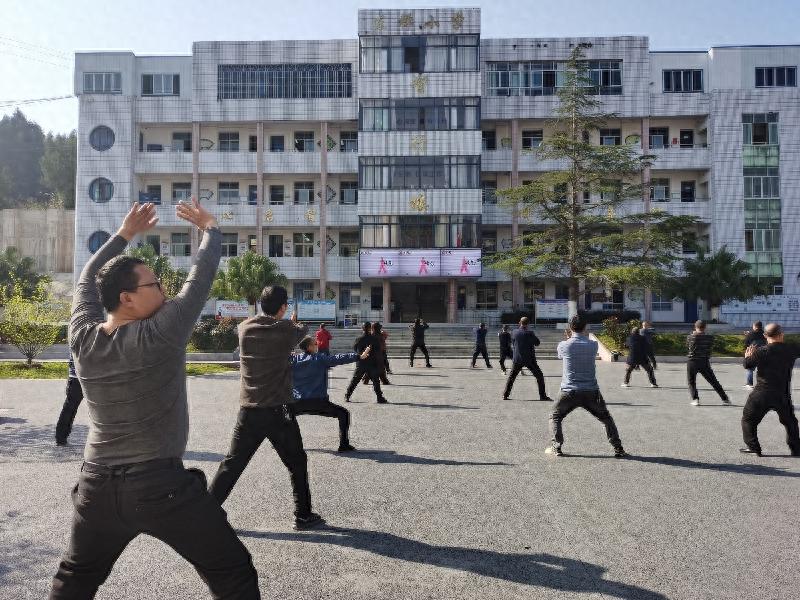 传承养生智慧 共筑健康体魄——东禅小学开展八段锦练习工会活动