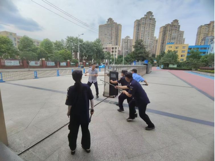 防暴演练砺精兵 一键报警护平安——宜宾市南溪区仙源小学校最小应急单元筑牢校园安全防线