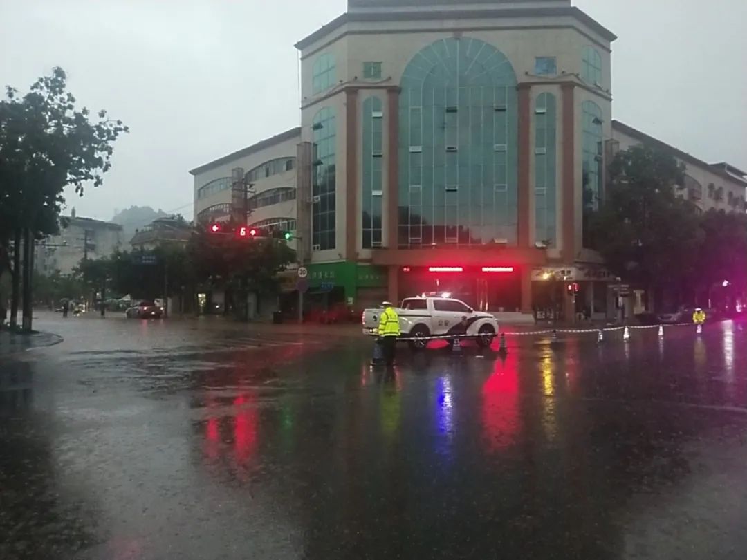 暴雨预警！遂宁公安交警全力应战汛期保畅安