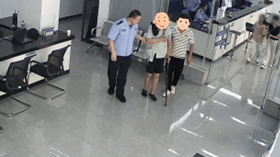 遂宁公安：嘉禾派出所门口，民警将他团团围住