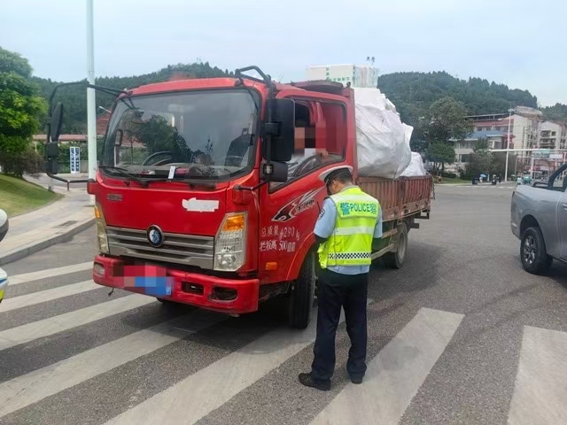 遂宁交警：“宣传”+“整治”杜绝货车变“祸车”