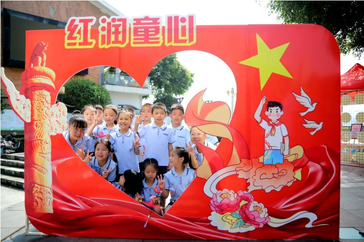 红色基因润童心 社区服务暖南溪——宜宾市南溪区仙源小学校开展“红润童心”主题服务活动点亮社区