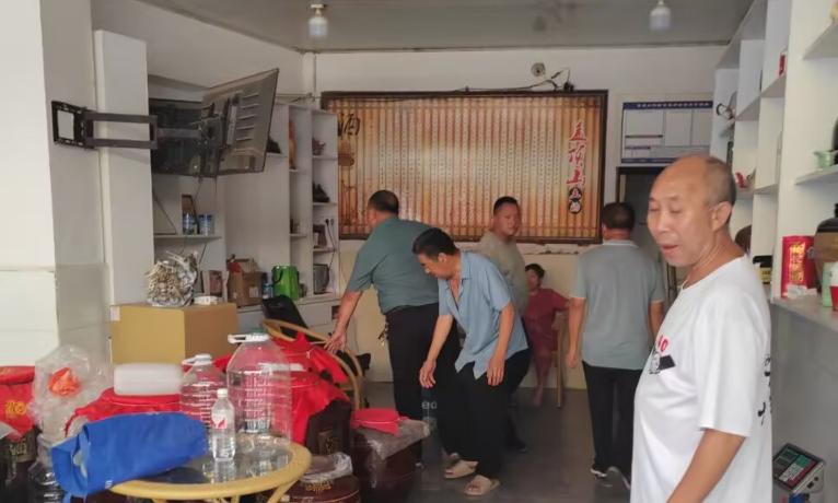宜宾市叙州区老科协到凤仪乡盖顶山土酒生产基地进行工艺文化访问