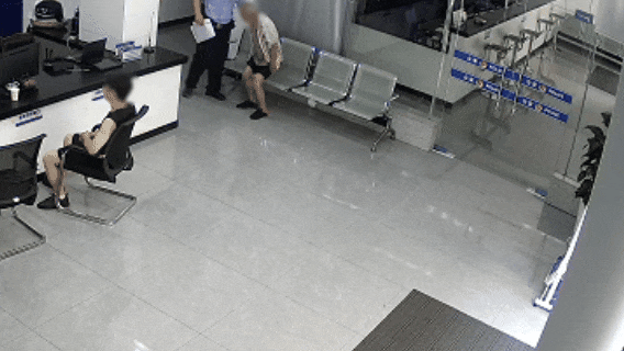 遂宁九莲湿地公园池塘里惊现一名老人，保安马上报警！