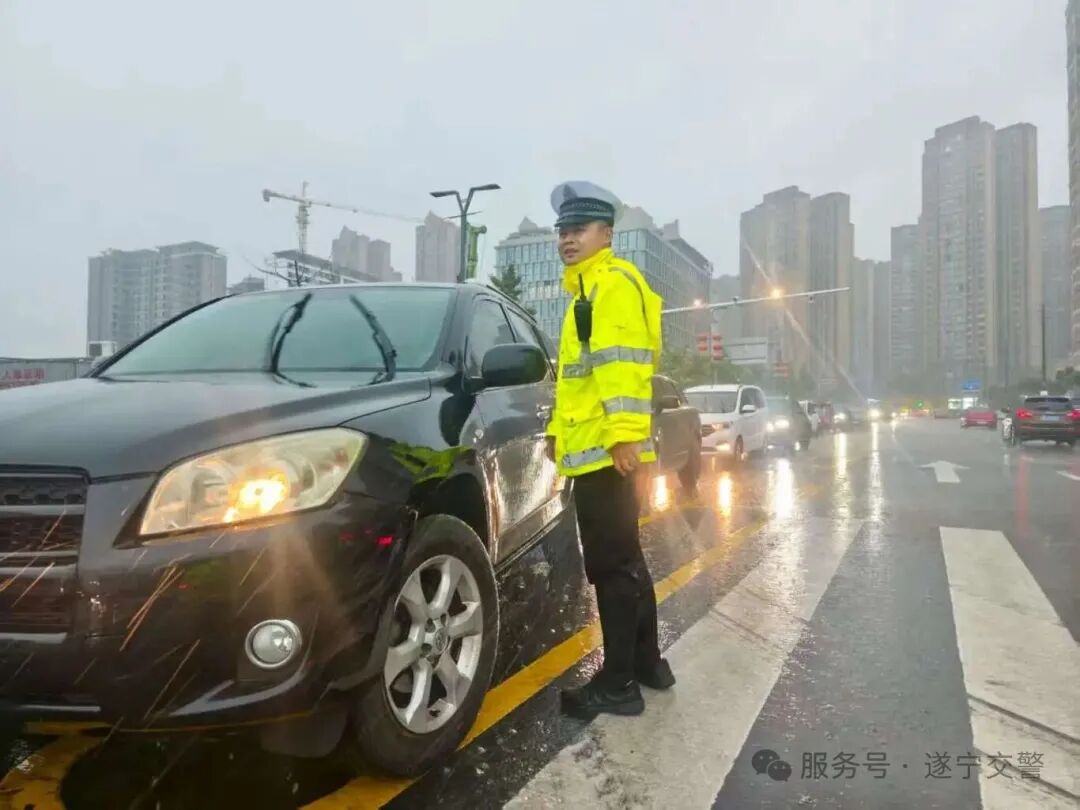 遂宁公安交警向“雨”而行 守护平安