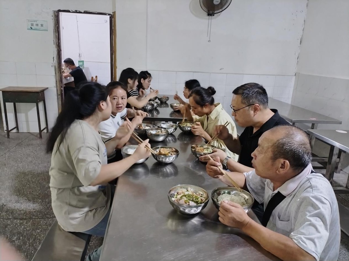 四川省遂宁市东禅中学召开膳食监督家委会议