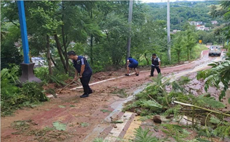 宜宾市南溪区黄沙镇：应急队员雨后核查 筑牢群众安全防线
