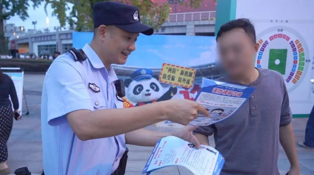 香港精装明星足球赛激情开赛，遂宁公安全力守护平安