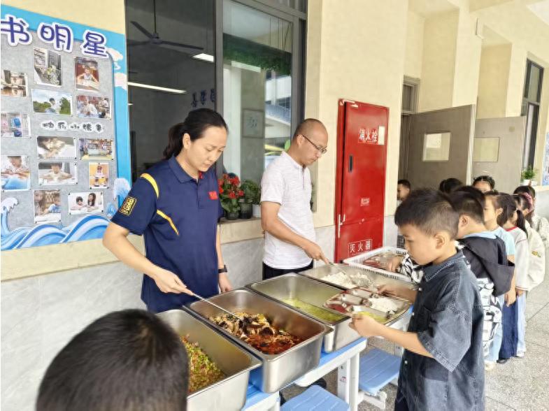 “食”光有序 “餐”见品格——宜宾市南溪区长江学校开展“青色品格课程”之文明就餐评比活动