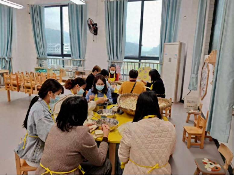 巧手包抄手 暖情润童心——宜宾市南溪区大观镇中心幼儿园开展十月膳食委员会活动