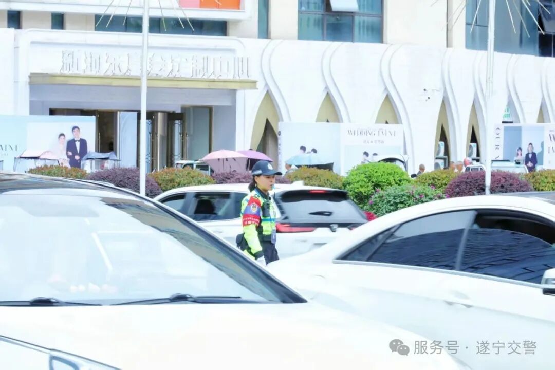 遂宁街头的“风之卫士”：铁骑上的铿锵玫瑰，藏蓝下的暖心守护