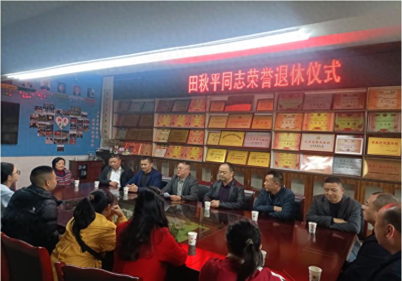 江安县淯江中学为田秋平老师举办荣誉退休仪式