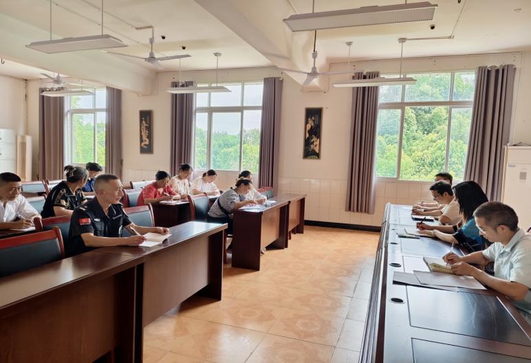 严把食品安全 护航师生健康——宜宾市南溪区林丰学校召开2025年9月食品安全专题总结会
