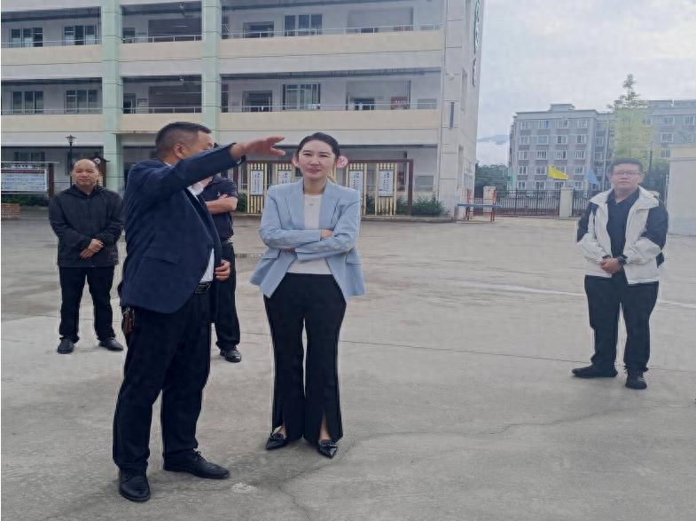 宜宾市屏山县委常委牛萍率队调研指导中都镇中心学校科技馆工作