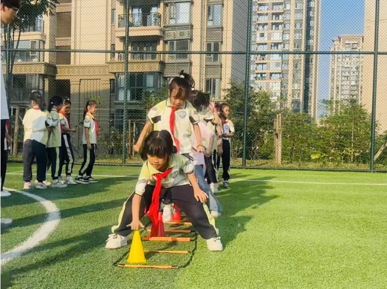 宜宾市南溪区福临小学校：高校赋能体育课堂 体适能训练点亮校园活力