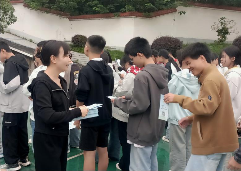 江安县淯江中学开展防艾宣传教育活动