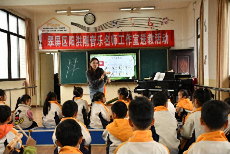 乐育童年 情暖一曼——翠屏区阳洪刚名师工作室到宜宾市一曼小学校开展送教活动