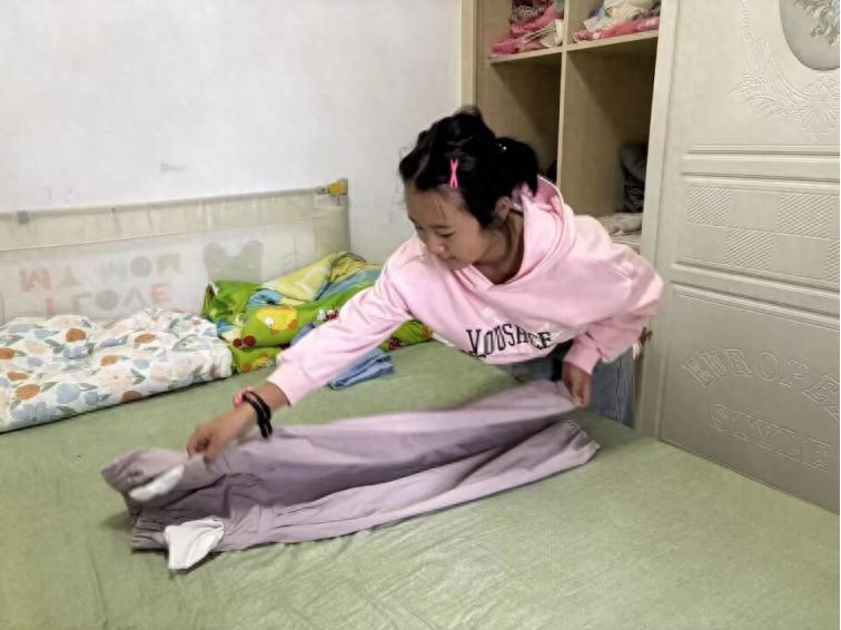 宜宾市南溪区仙源小学校四（一）班：德育劳动课“搬进”家庭 衣柜整理见证亲子成长