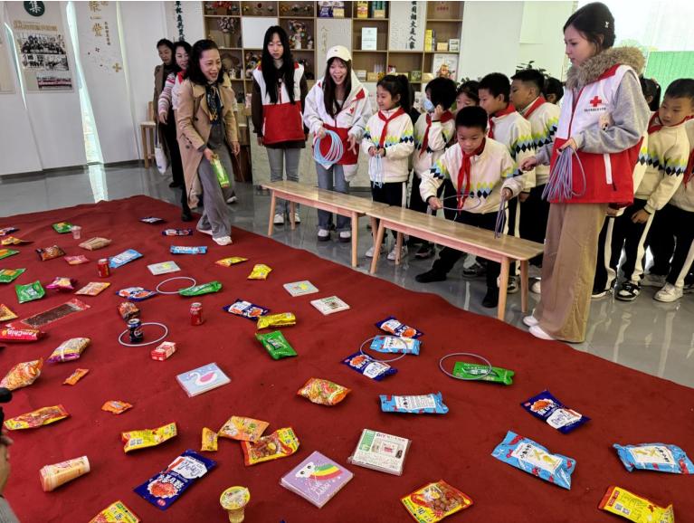 校社联动传孝道 童心敬老暖重阳——宜宾市南溪区长江学校参加桂溪社区重阳节慰问活动
