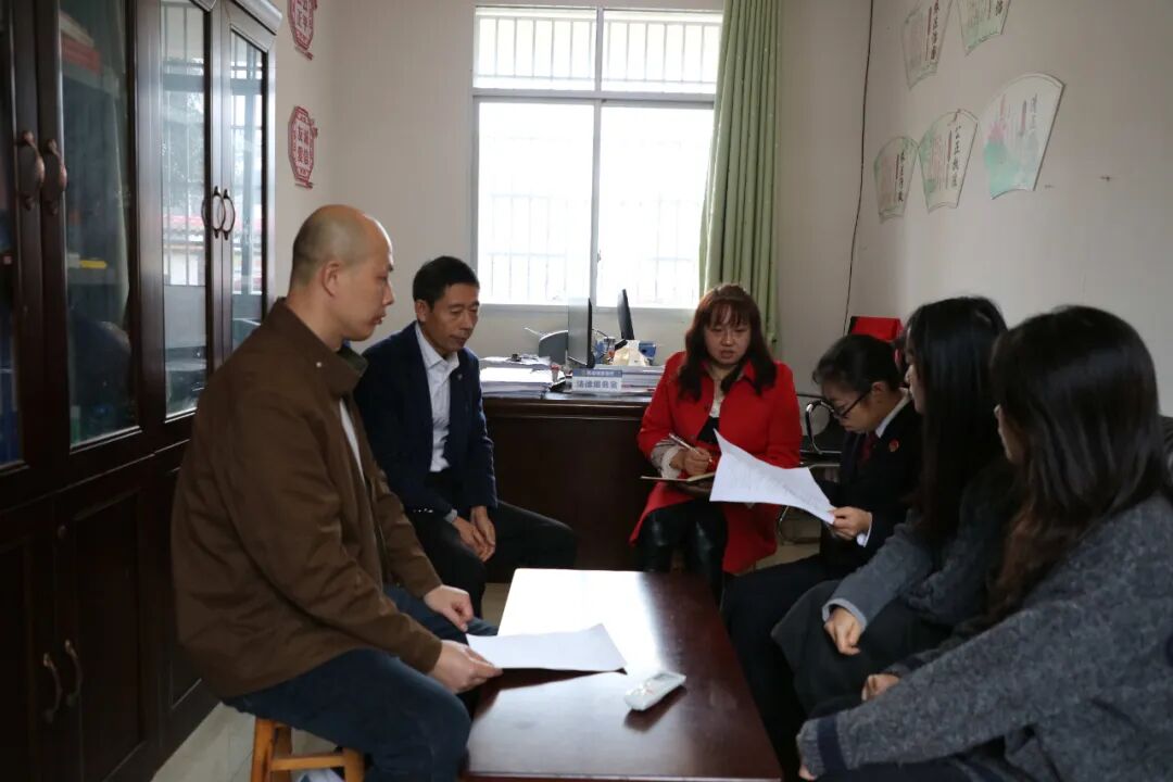 重阳节，大英县检察院到望龙村送“法治礼包”啦！