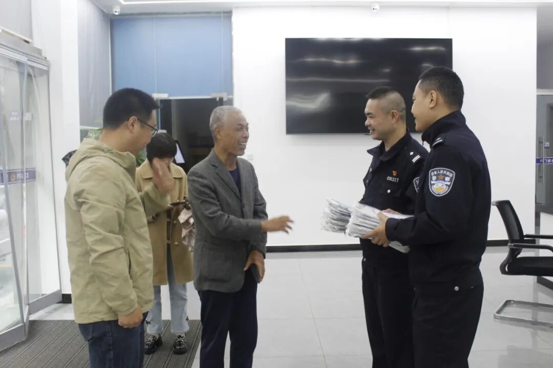 太暖心！遂宁老人耗时一年纳三十多双鞋垫赠民警