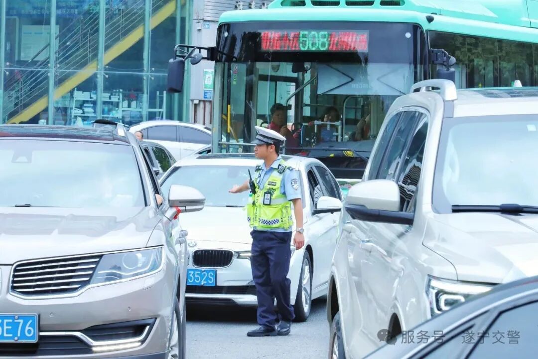 中秋遇国庆，遂宁交警全力护航双节平安路！