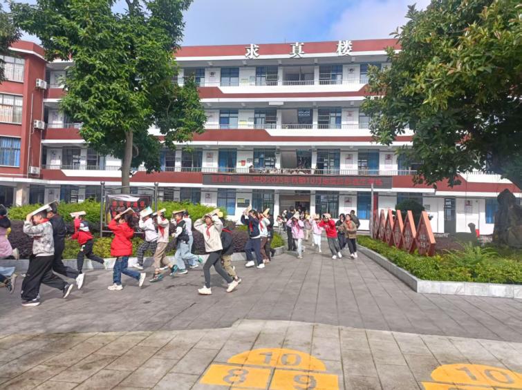 与安全同行 为成长护航——宜宾市一曼小学校开展地震应急逃生演练