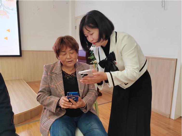 宜宾市志城幼儿园党支部开展“爱在重阳 情暖志幼”主题党日活动