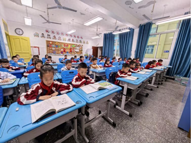 书香润童心 阅读伴成长——宜宾市南溪区仙源小学校二年级1班开展阅读活动