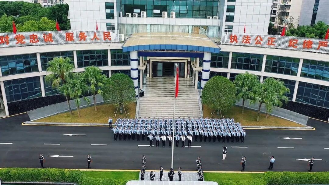 国旗飘扬，警心向党！遂宁公安举行升国旗仪式图片