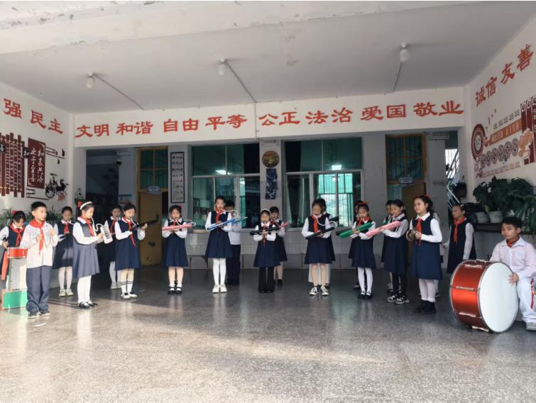 清风传俭意 孝心暖重阳——高县逸夫小学校口风琴社团国旗下才艺展示纪实