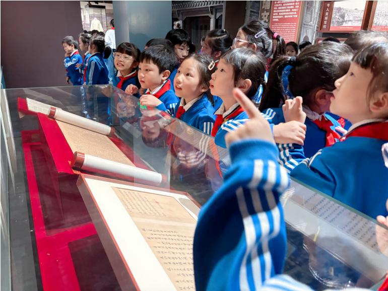 强国复兴有我 争当新时代好少年——宜宾市叙州区黄冈学校举行少先队入队仪式