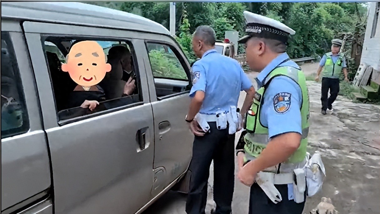 遂宁男子超载送老人“赶场”，民警处罚后秒变“代驾”护送