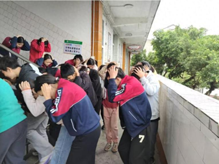 以演筑防 以练护航——宜宾市南溪区林丰学校开展地震安全应急演练