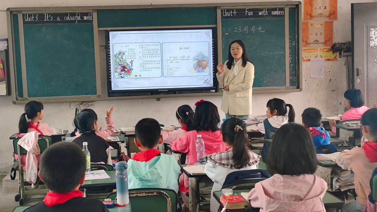 遂宁市物流港实验小学教师赴凉风小学开展“送教下乡”活动