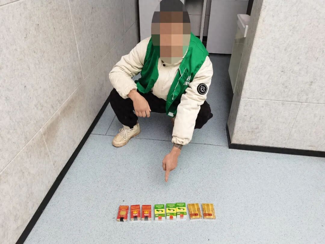 奇葩！小偷为躲抓捕藏身水缸，民警凭烟头饮料识破