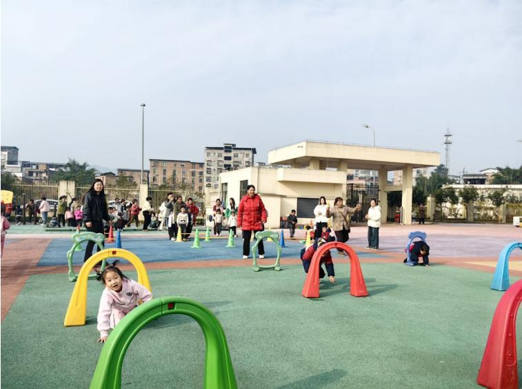 宜宾市叙州区双龙镇中心幼儿园大班组举办亲子运动会