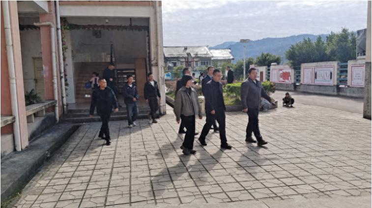 屏山县委常委、组织部部长温雪冰率队调研新安镇九年一贯制学校