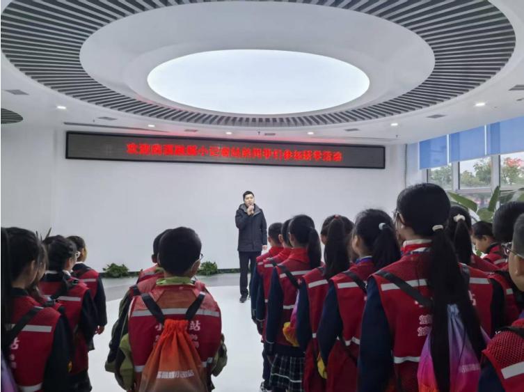 研学实践促成长——宜宾市南溪区长江学校“小记者站”走进南溪融媒体中心