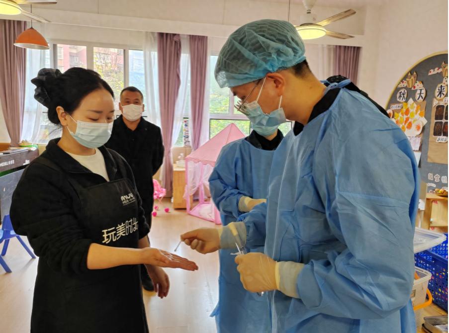 遂宁市卫健部门开展校园卫生抽检 守护安居一幼幼儿健康成长