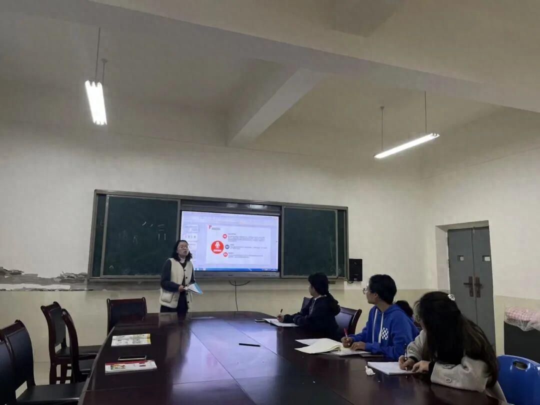 凝聚集体智慧，打造高效课堂——安居三小英语组共同体集体备课