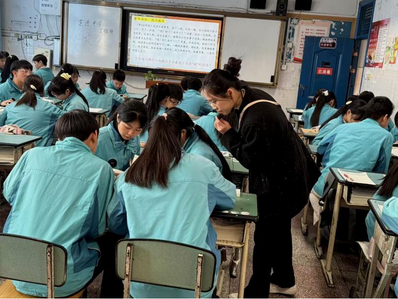 成都青羊区教科院学科专家到遂宁一中文苑校区指导初三复习备考