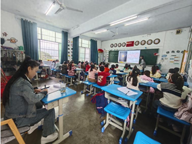 专业引领明方向 精准指导促提升——高县研培中心到逸夫小学指导教学工作​