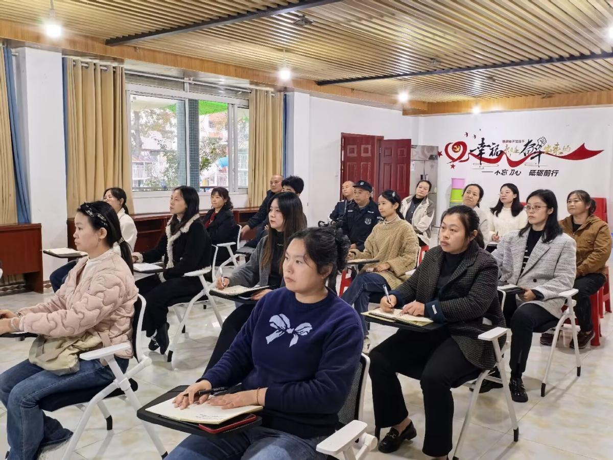 筑牢安全防线 守护幼儿成长——安居区白马中心幼儿园开展消防培训